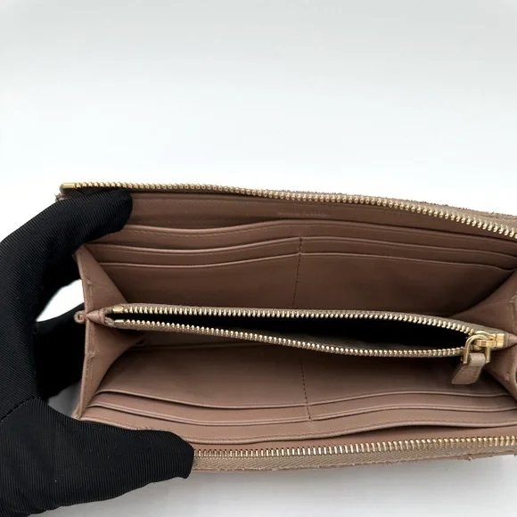 Miu Miu Portafoglio Lampo Matelasse Zip Wallet in Cammeo Beige.